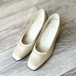 Vintage Natural Sport Ivory Leather Two Tunes Square  Toe Pumps Made in Canada